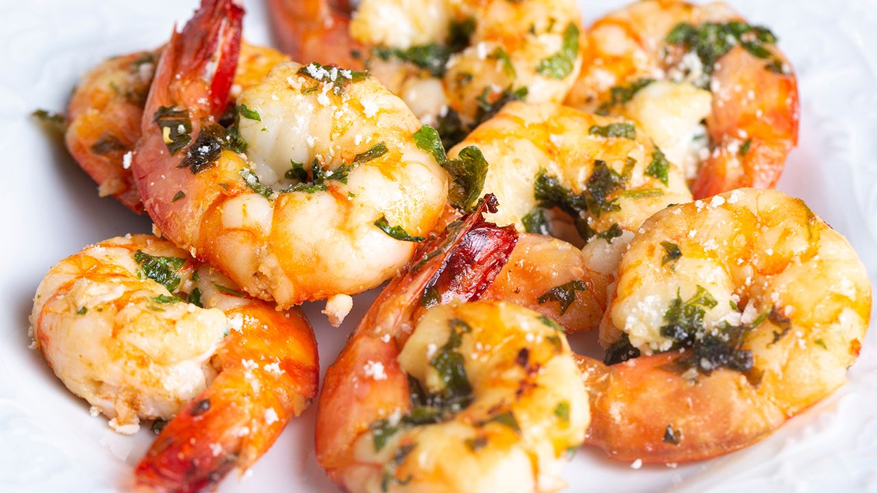 Grilledjumboshrimpwithpestoandtomatoes